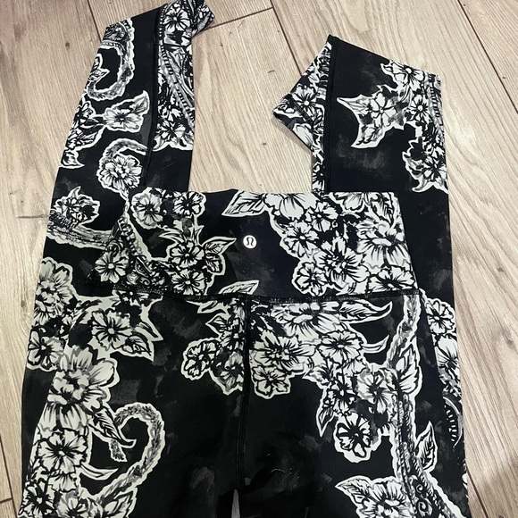 lululemon athletica Black and White Floral Leggings - Picture 5 of 12